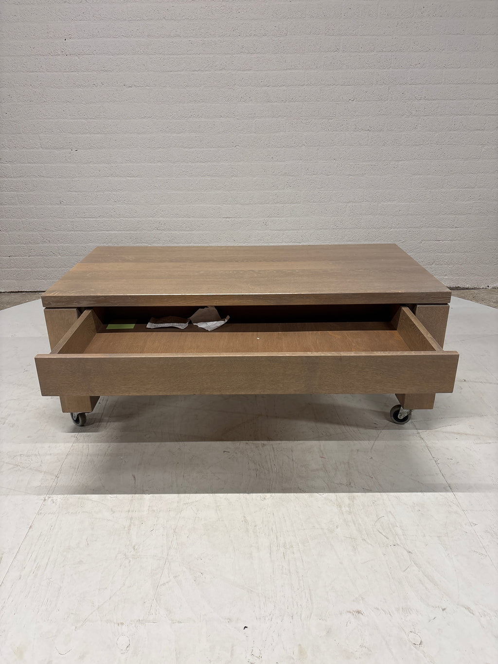 Eiken salontafel op wielen met lade