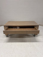 Eiken salontafel op wielen met lade