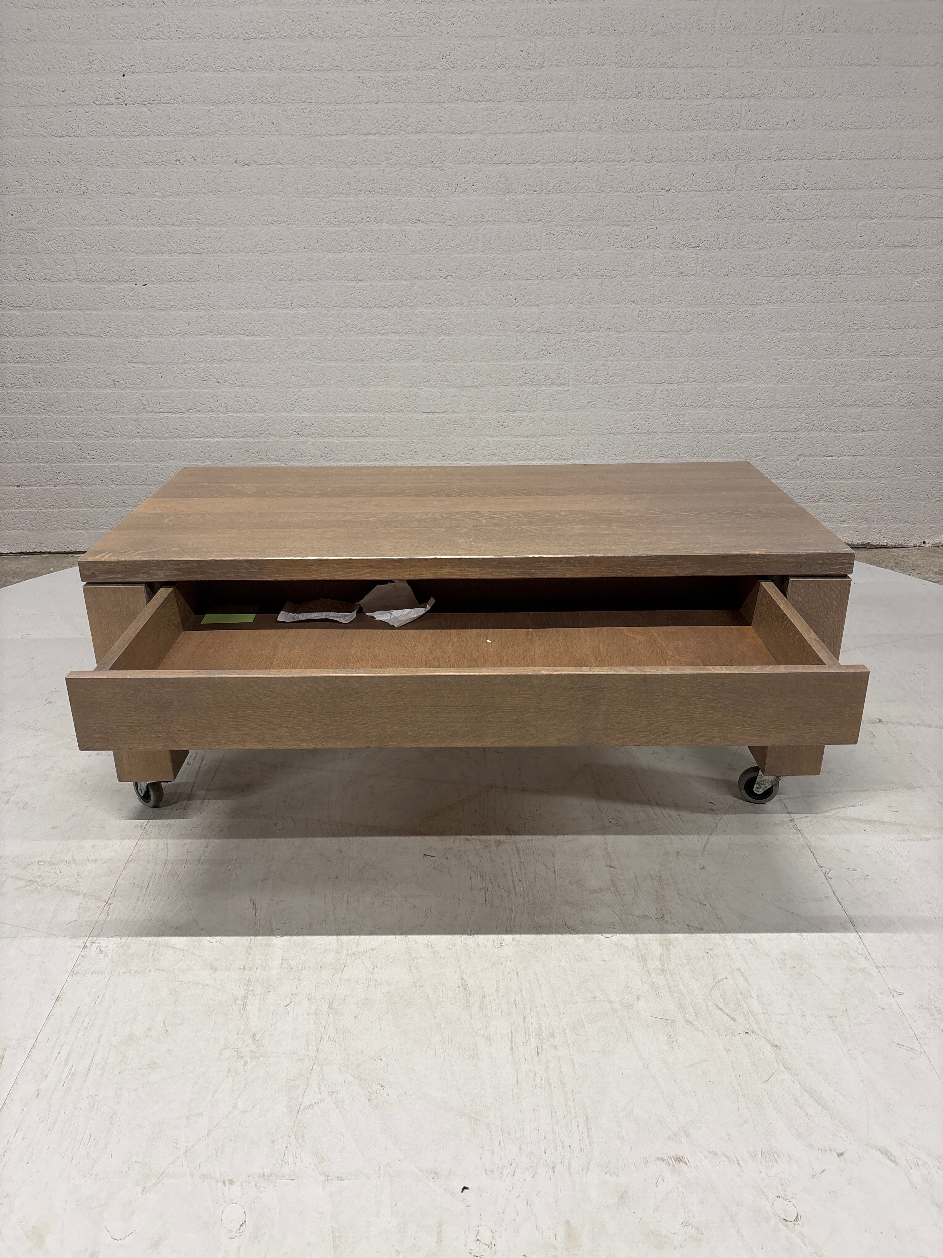 Eiken salontafel op wielen met lade