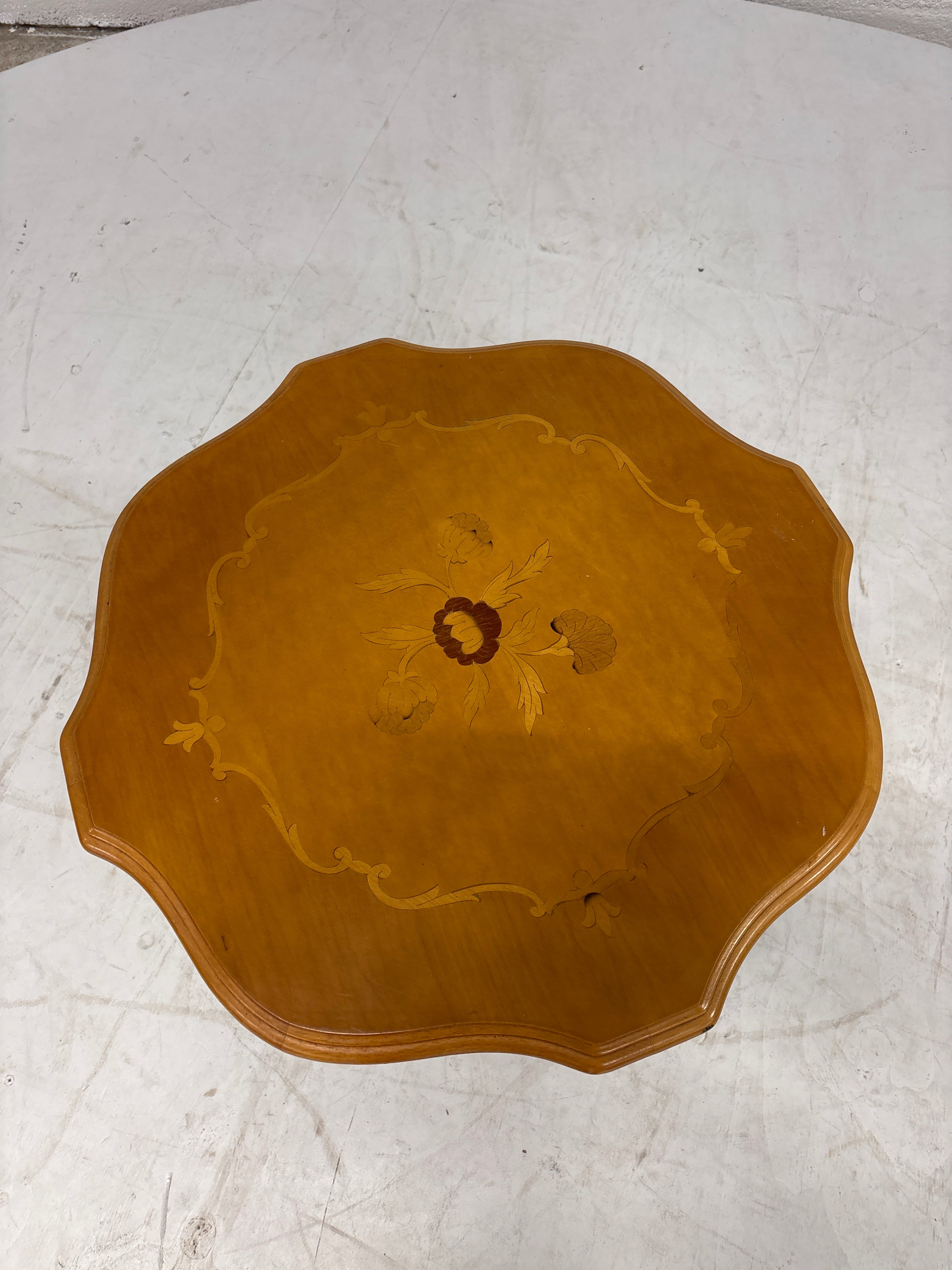 Wijntafel met lichte bloeminleg driepoot