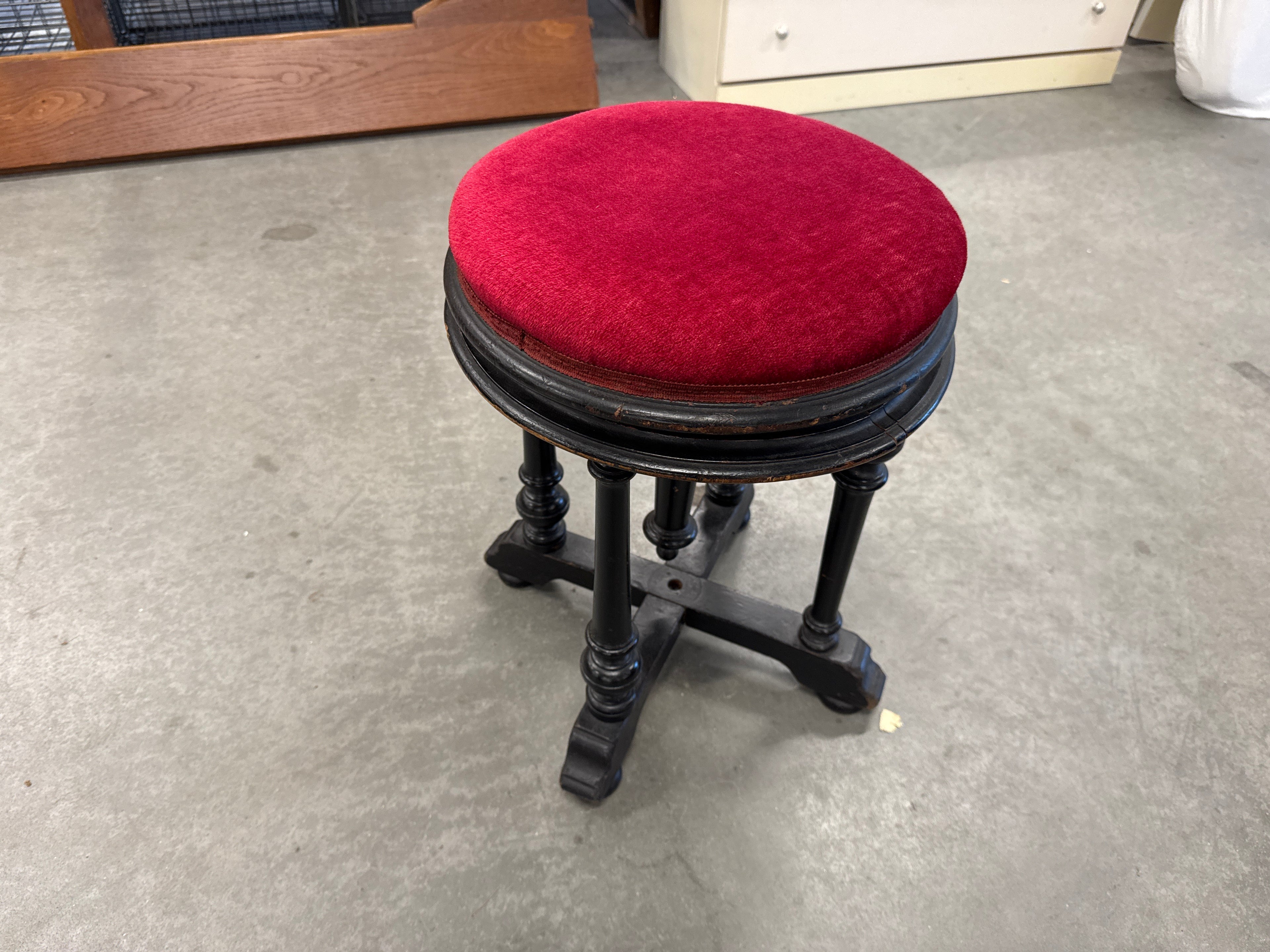 Kruk piano rood fluweel