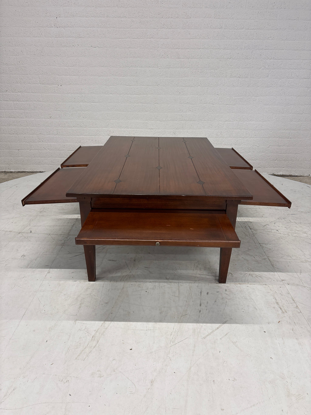 Zware salontafel. Met rondom laden en uitschuifbare bladen.