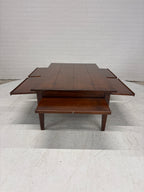 Zware salontafel. Met rondom laden en uitschuifbare bladen.