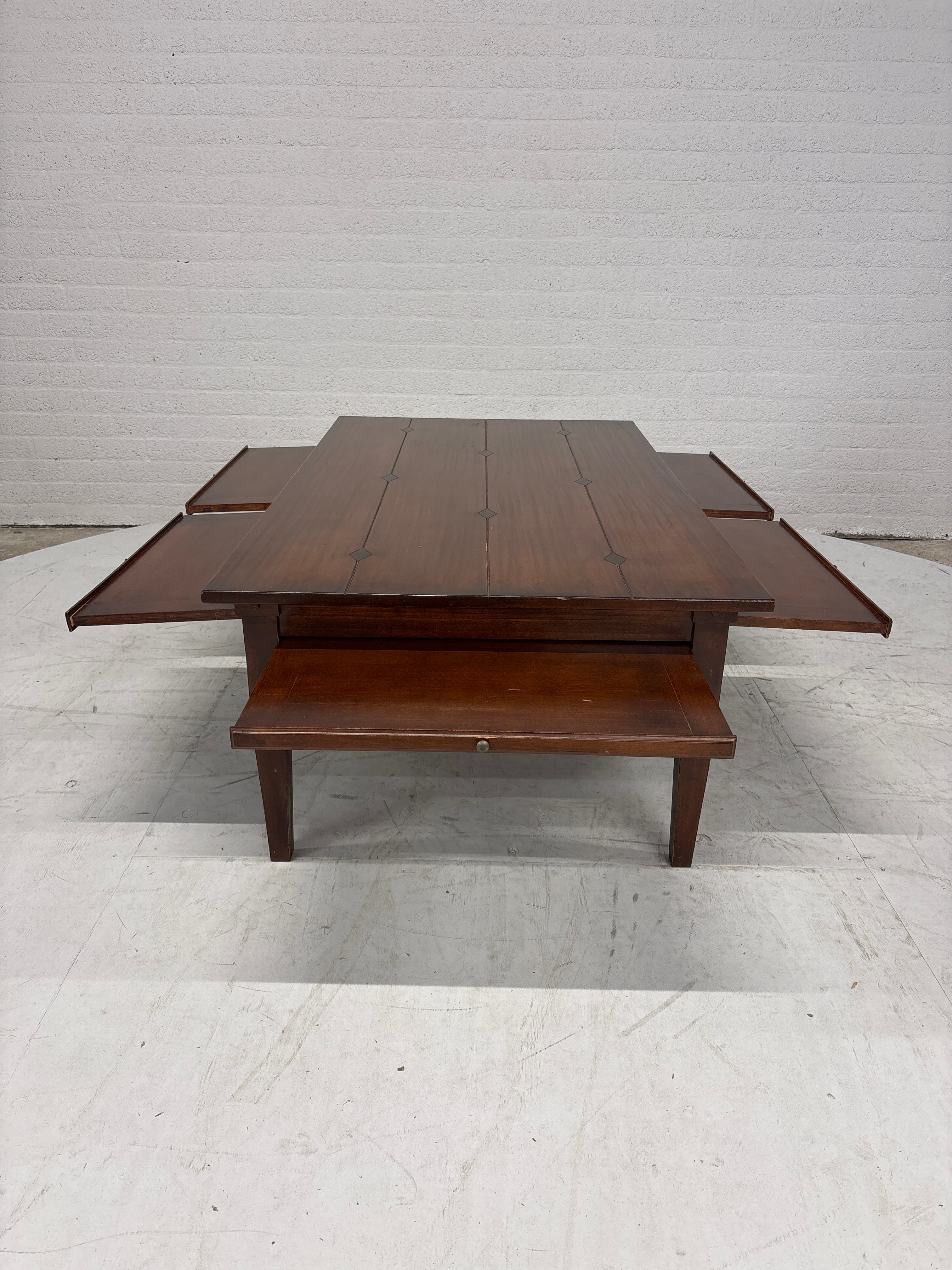 Zware salontafel. Met rondom laden en uitschuifbare bladen.