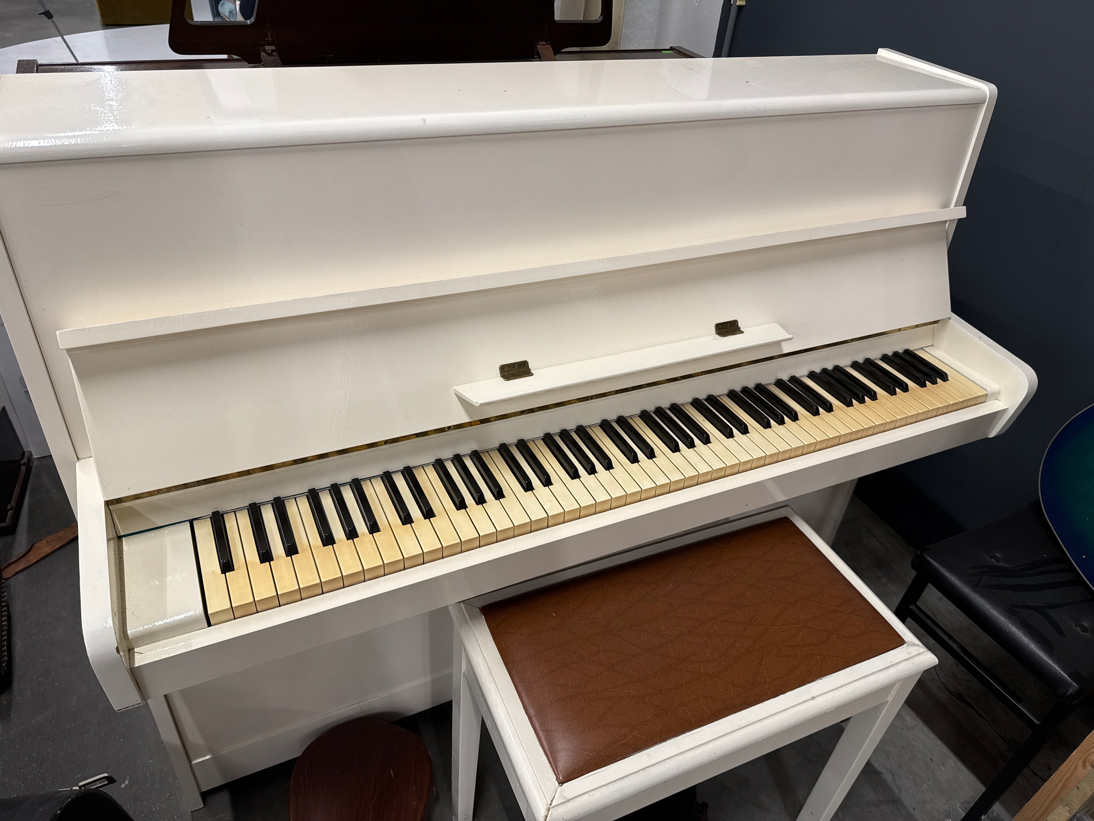 Piano gereviseerd wit