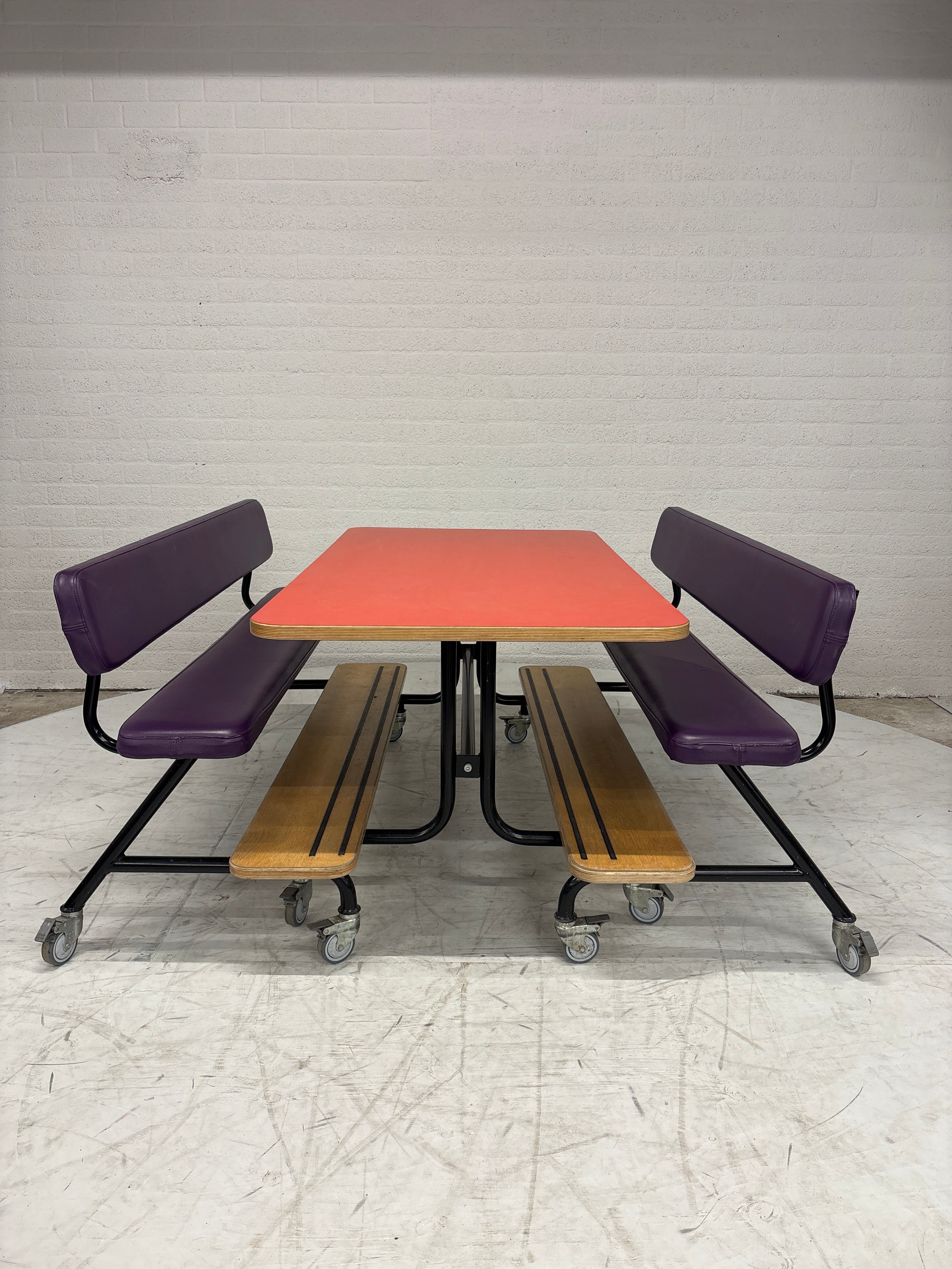 Stoere set 2 kinderbanken, tafel op wielen