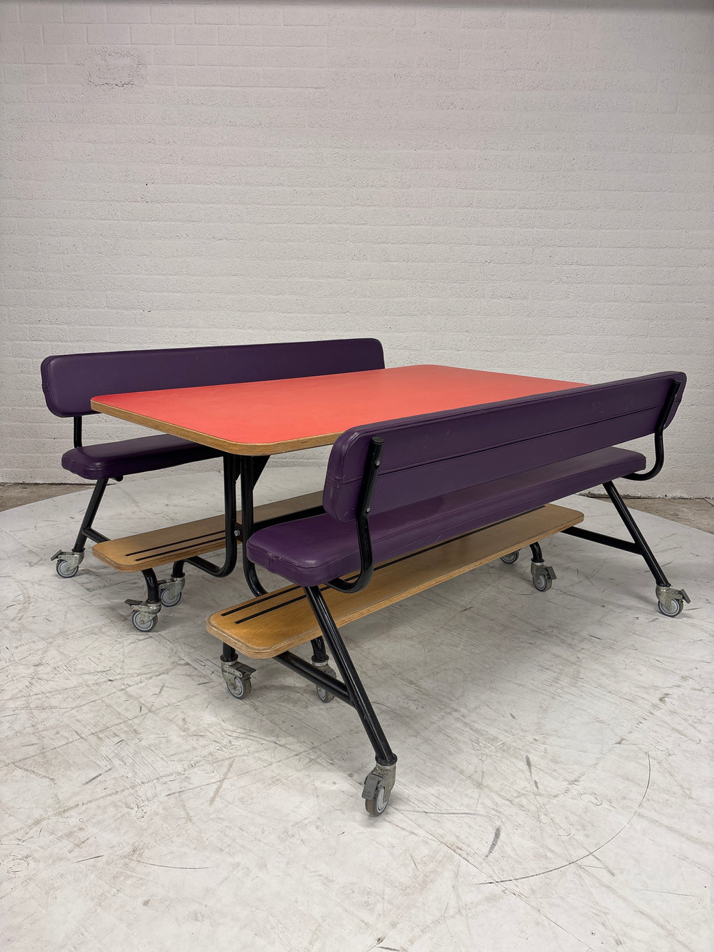 Stoere set 2 kinderbanken, tafel op wielen