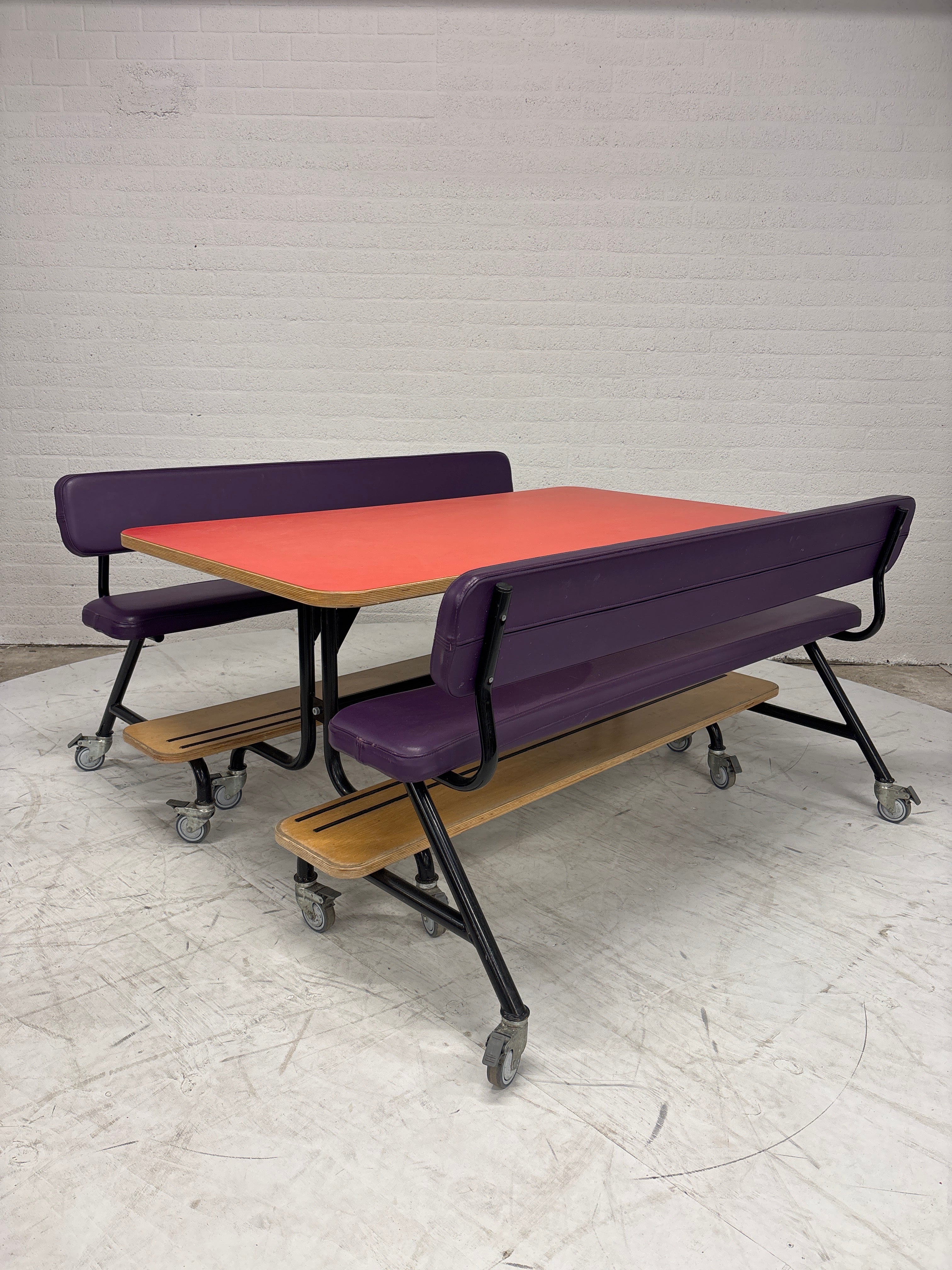Stoere set 2 kinderbanken, tafel op wielen