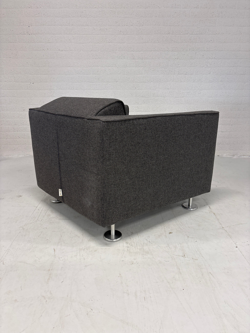 Design Gelderlander 4800 rode bank met twee grijze fauteuils