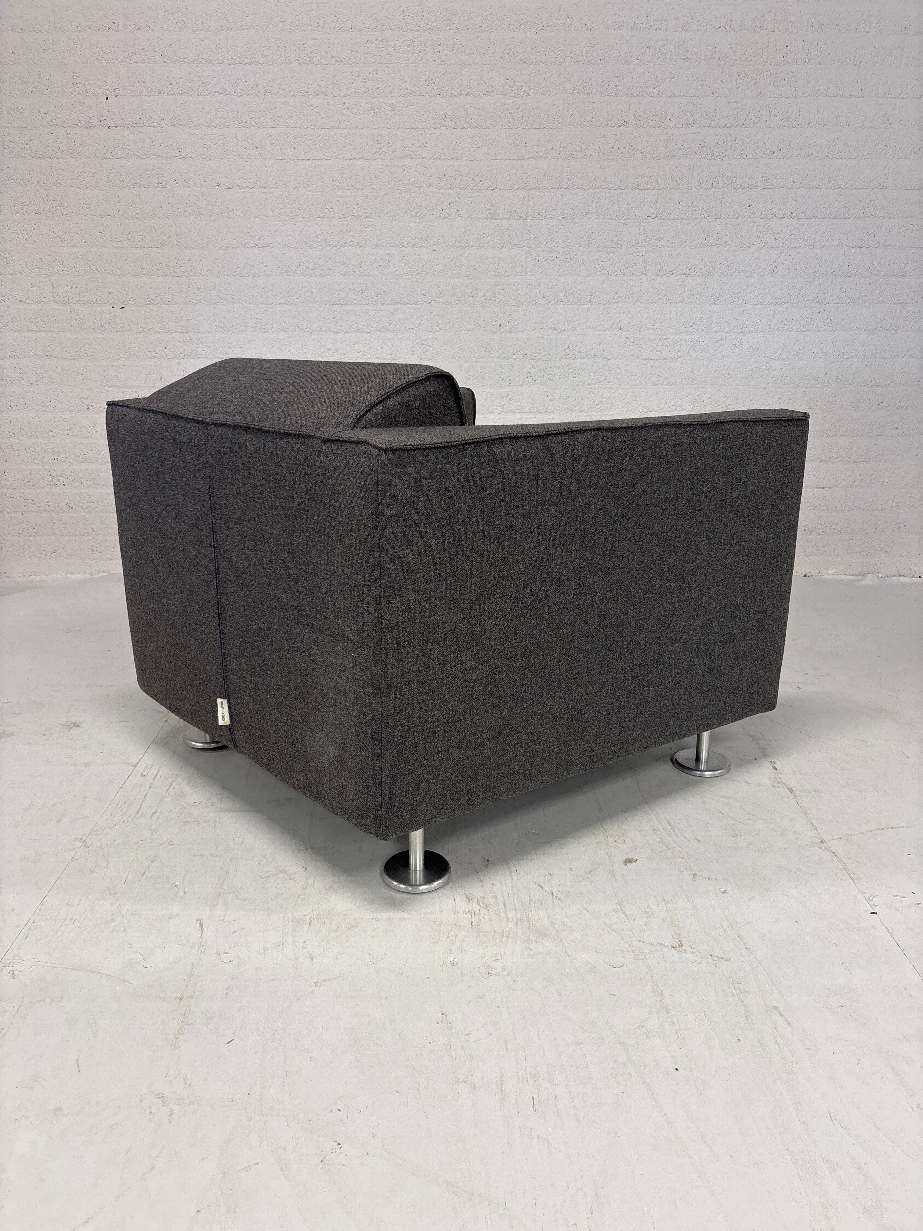 Design Gelderlander 4800 rode bank met twee grijze fauteuils