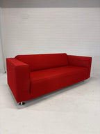 Design Gelderlander 4800 rode bank met twee grijze fauteuils