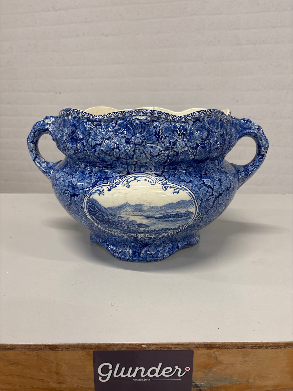 Cachepot bloempot Villeroi en Boch 1900 met schildering Rhein