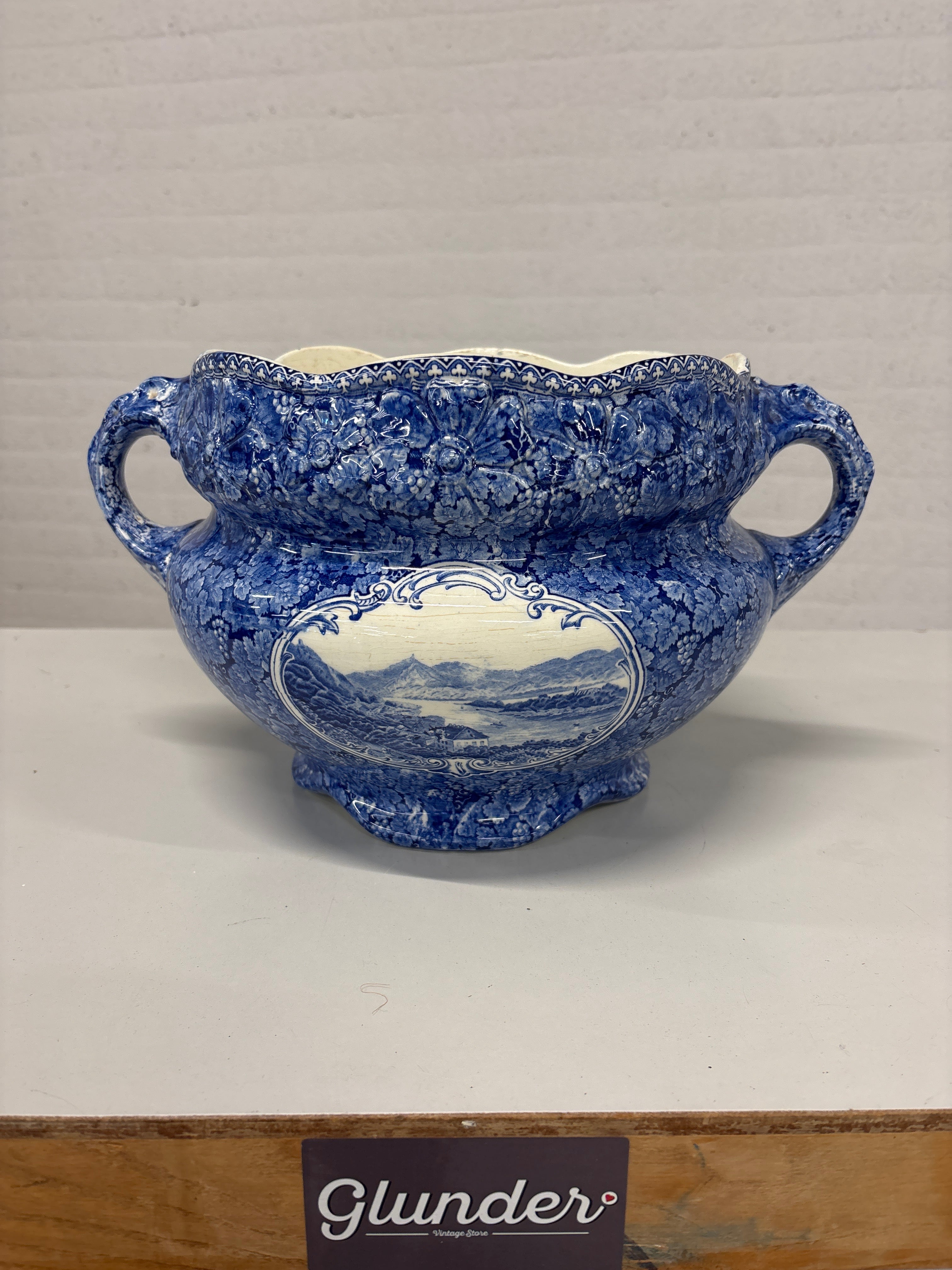 Cachepot bloempot Villeroi en Boch 1900 met schildering Rhein