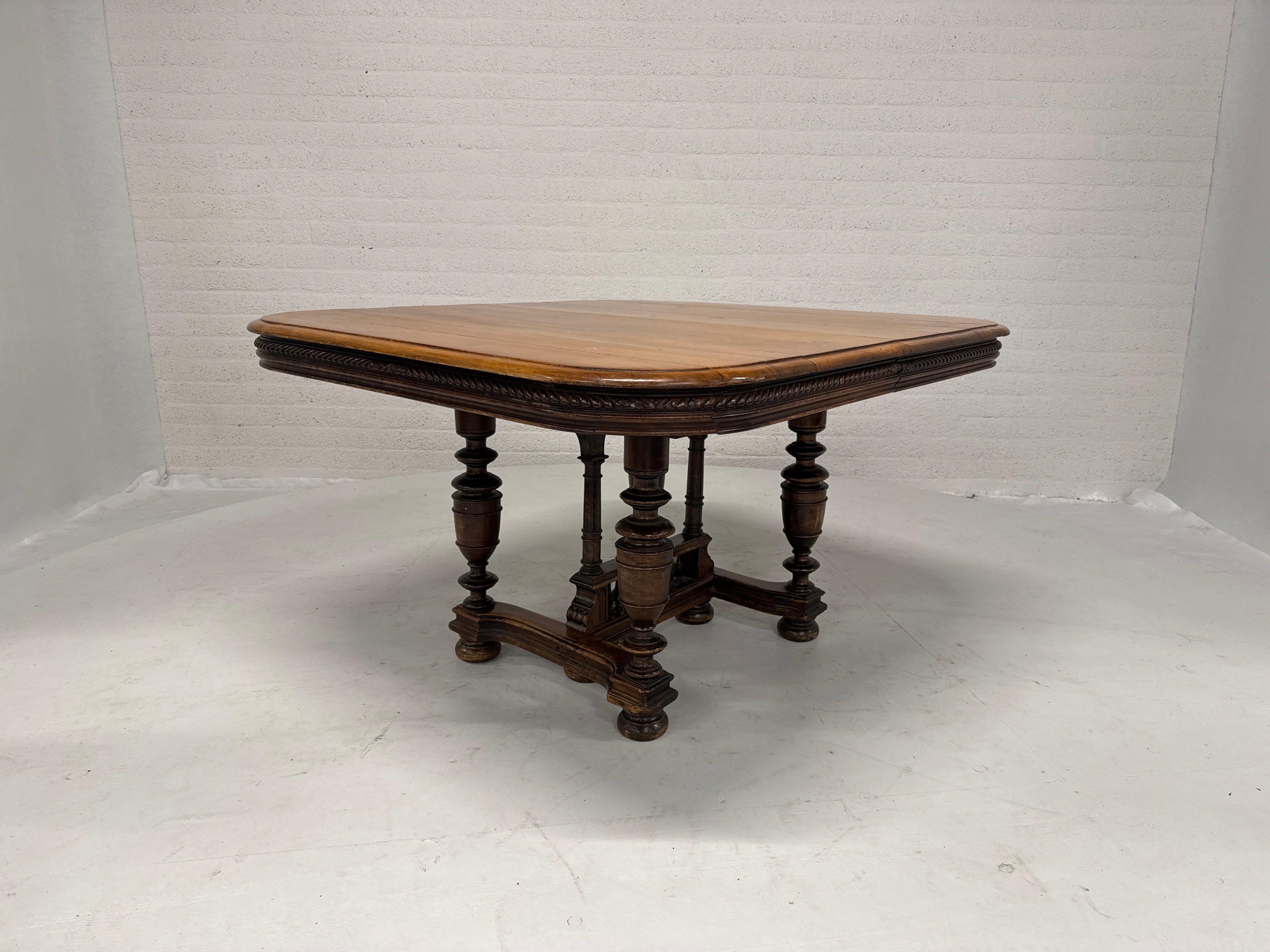 Robuuste eettafel Henry II antiek