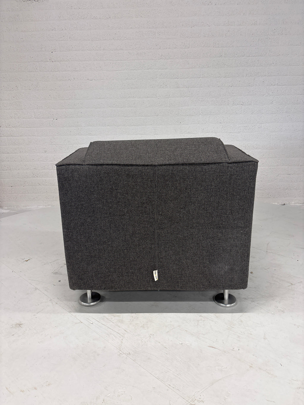 Design Gelderlander 4800 rode bank met twee grijze fauteuils