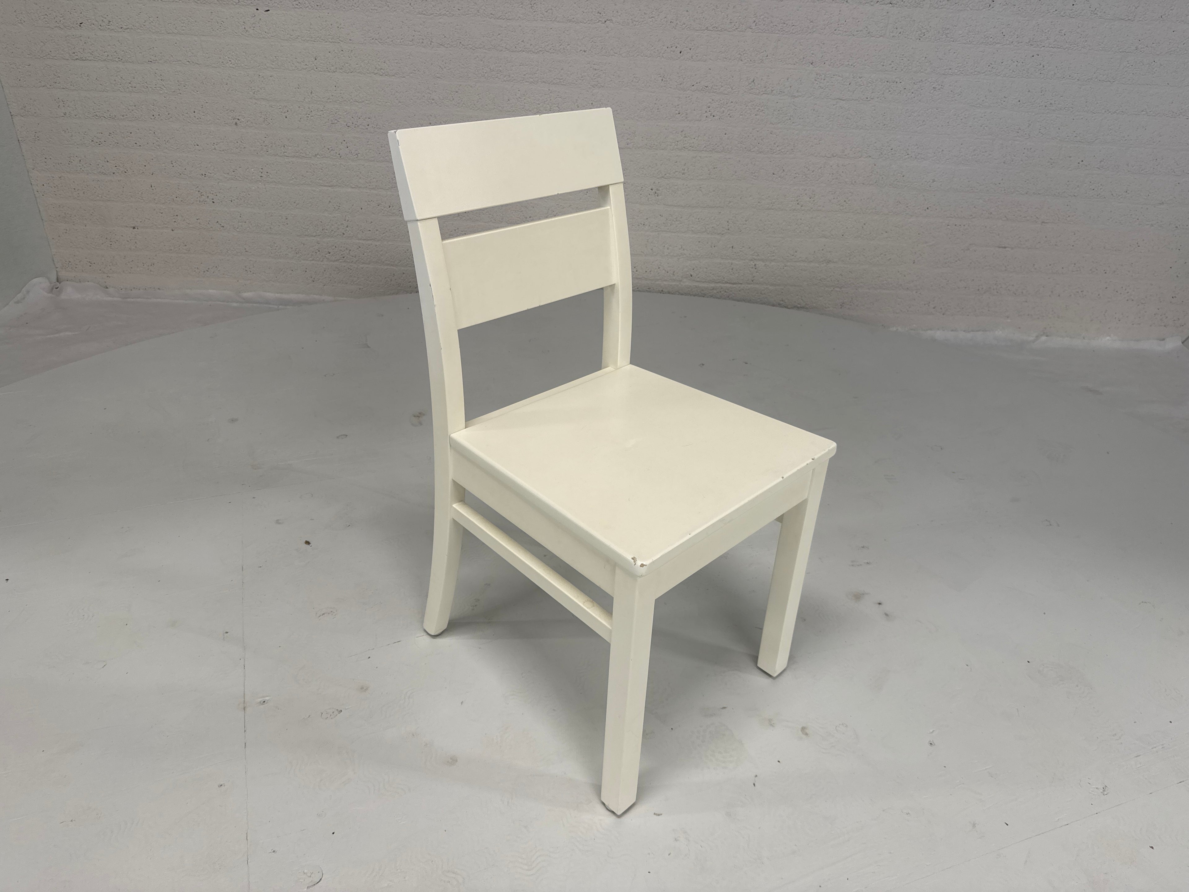 Robuuste houten stoel wit