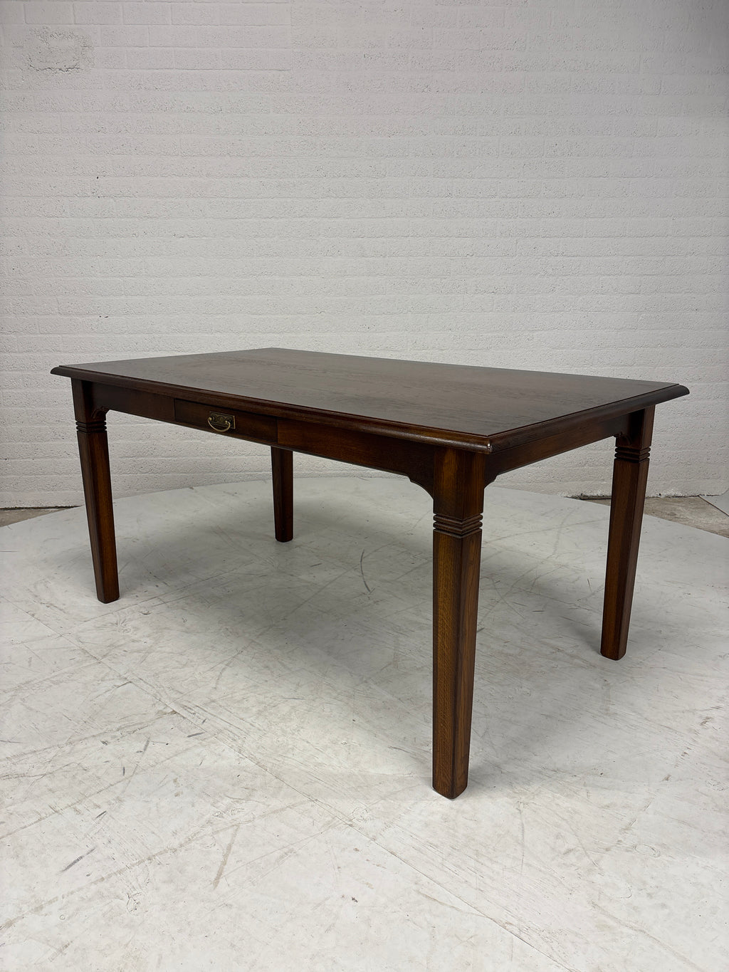 Prachtige eettafel met lade