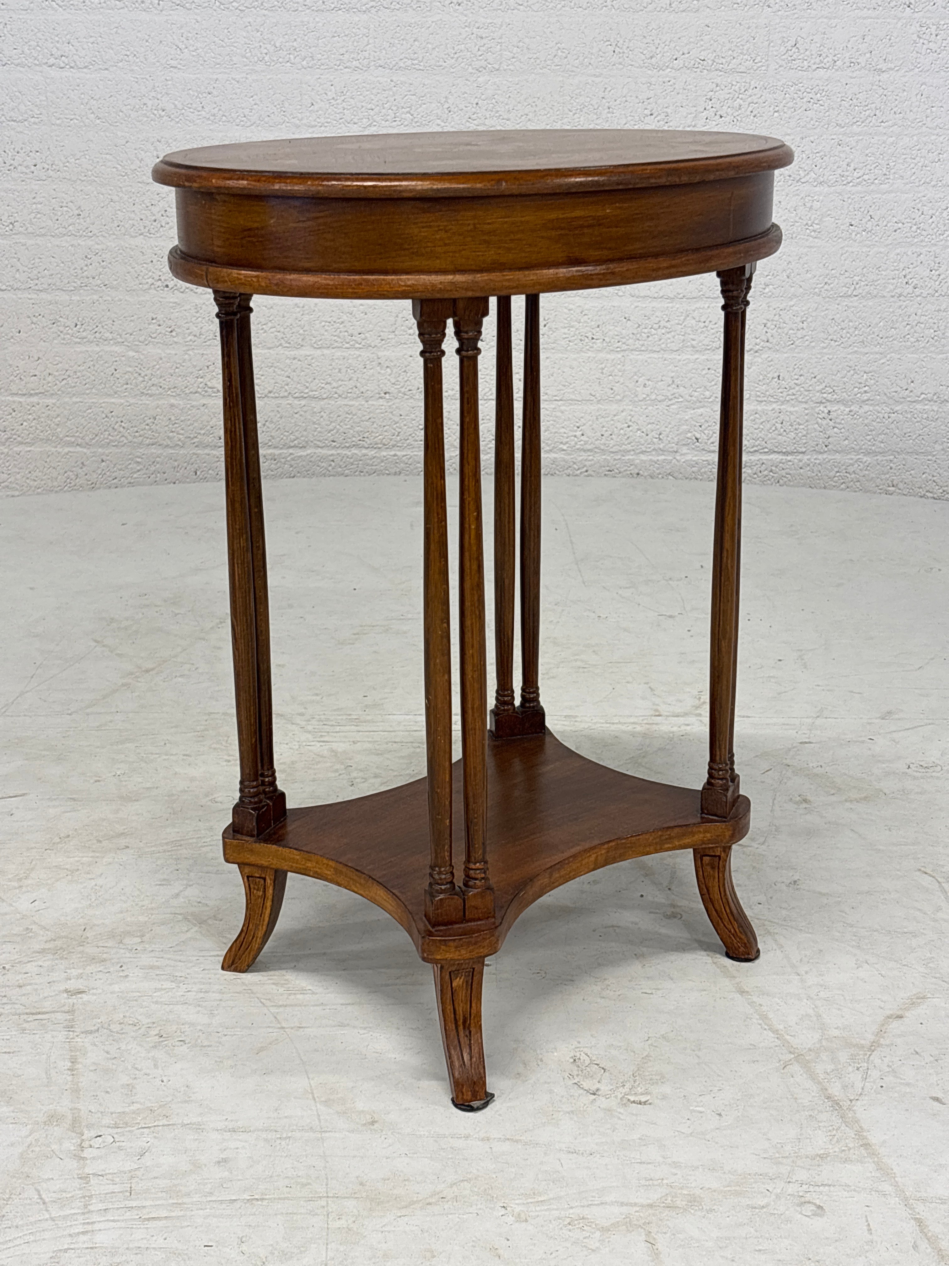 Ovaal bijzettafeltje