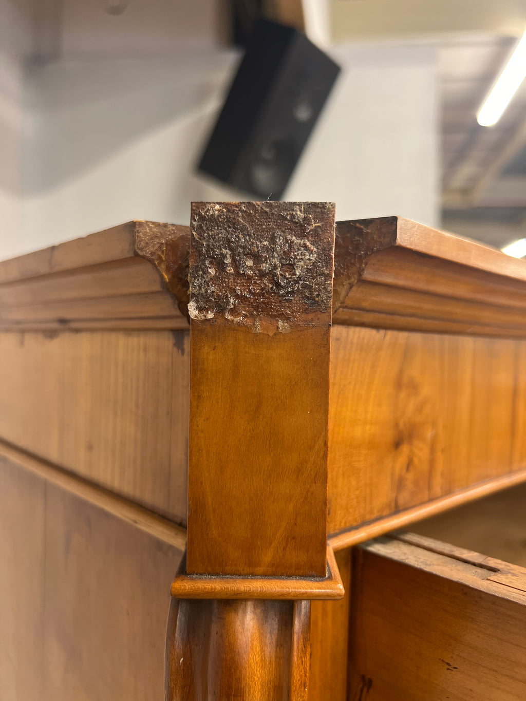 Sierlijke antieke houten vitrinekast
