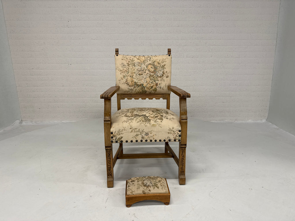 Kasteel stoel met voetenbankje