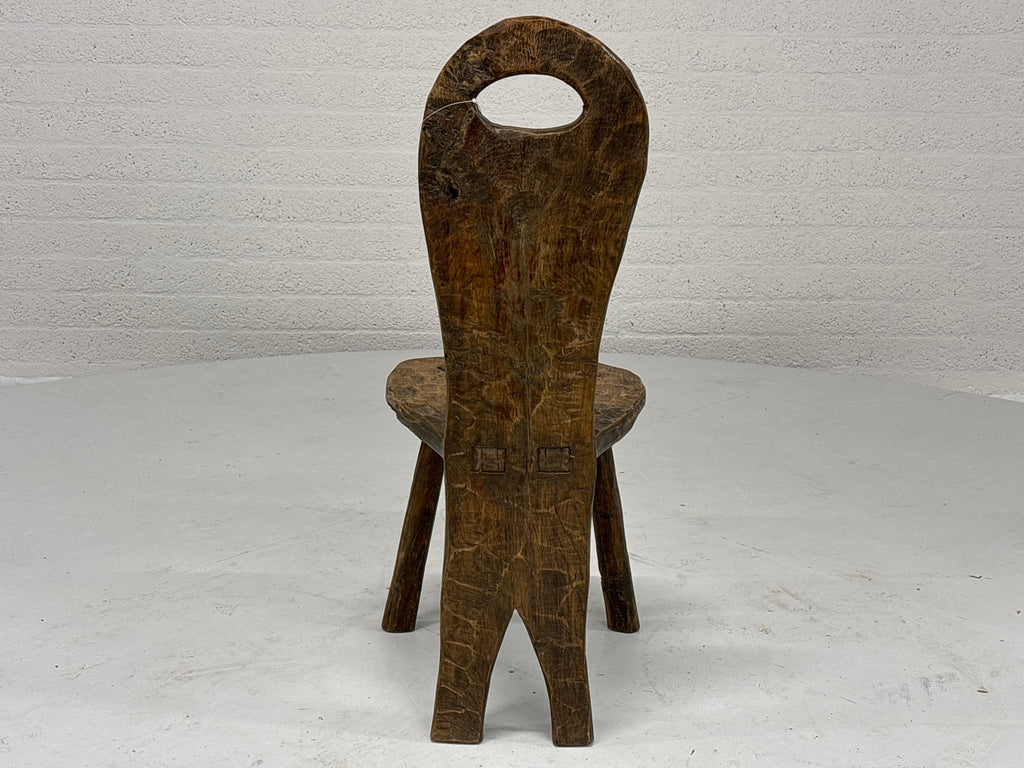 Brutalistische stoel hout driepoot zonnebloem