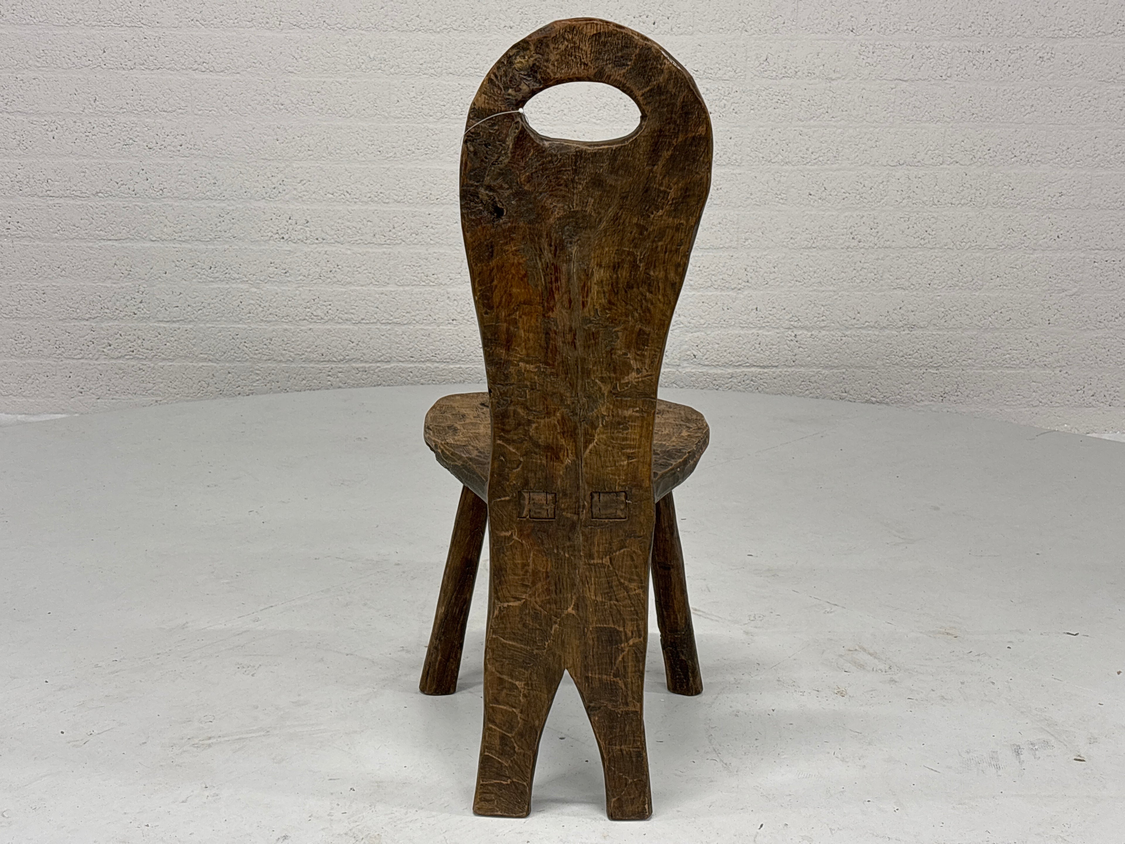 Brutalistische stoel hout driepoot zonnebloem