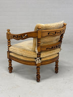 Set vintage Giorgetti stoelen en tafeltje. Okergele bekleding. Italiaans design.