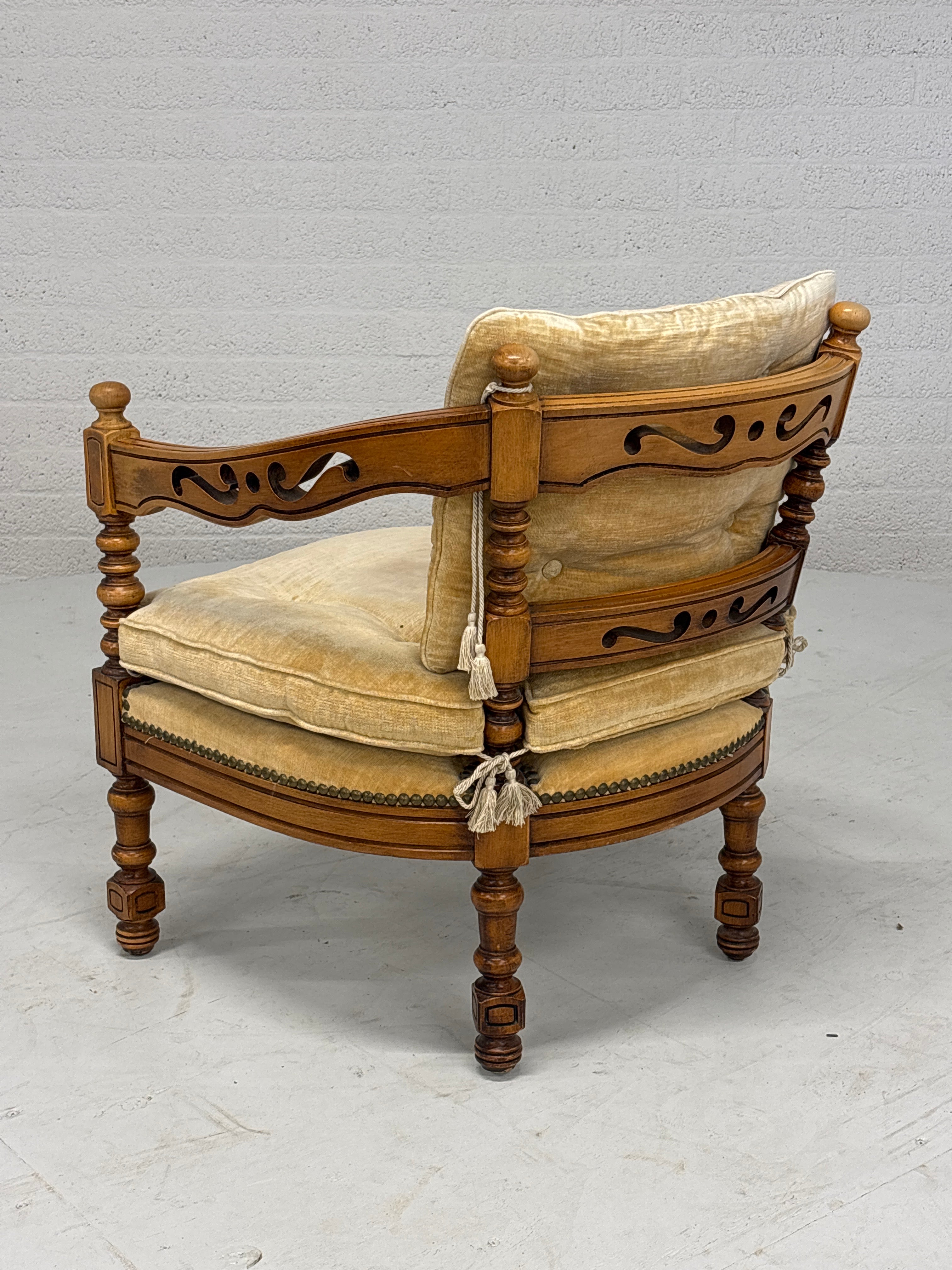 Set vintage Giorgetti stoelen en tafeltje. Okergele bekleding. Italiaans design.