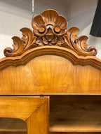 Sierlijke antieke houten vitrinekast