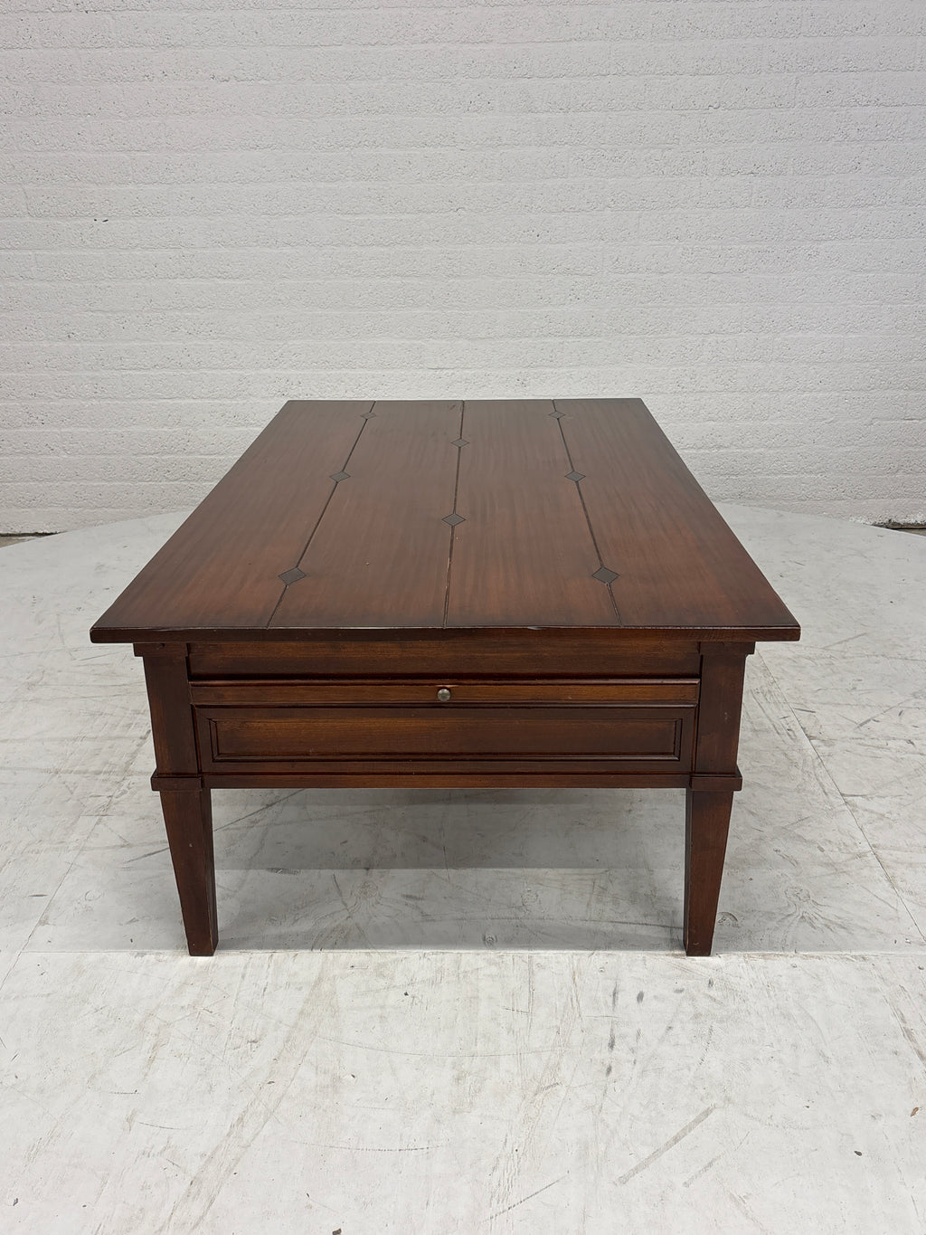 Zware salontafel. Met rondom laden en uitschuifbare bladen.