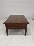 Zware salontafel. Met rondom laden en uitschuifbare bladen.