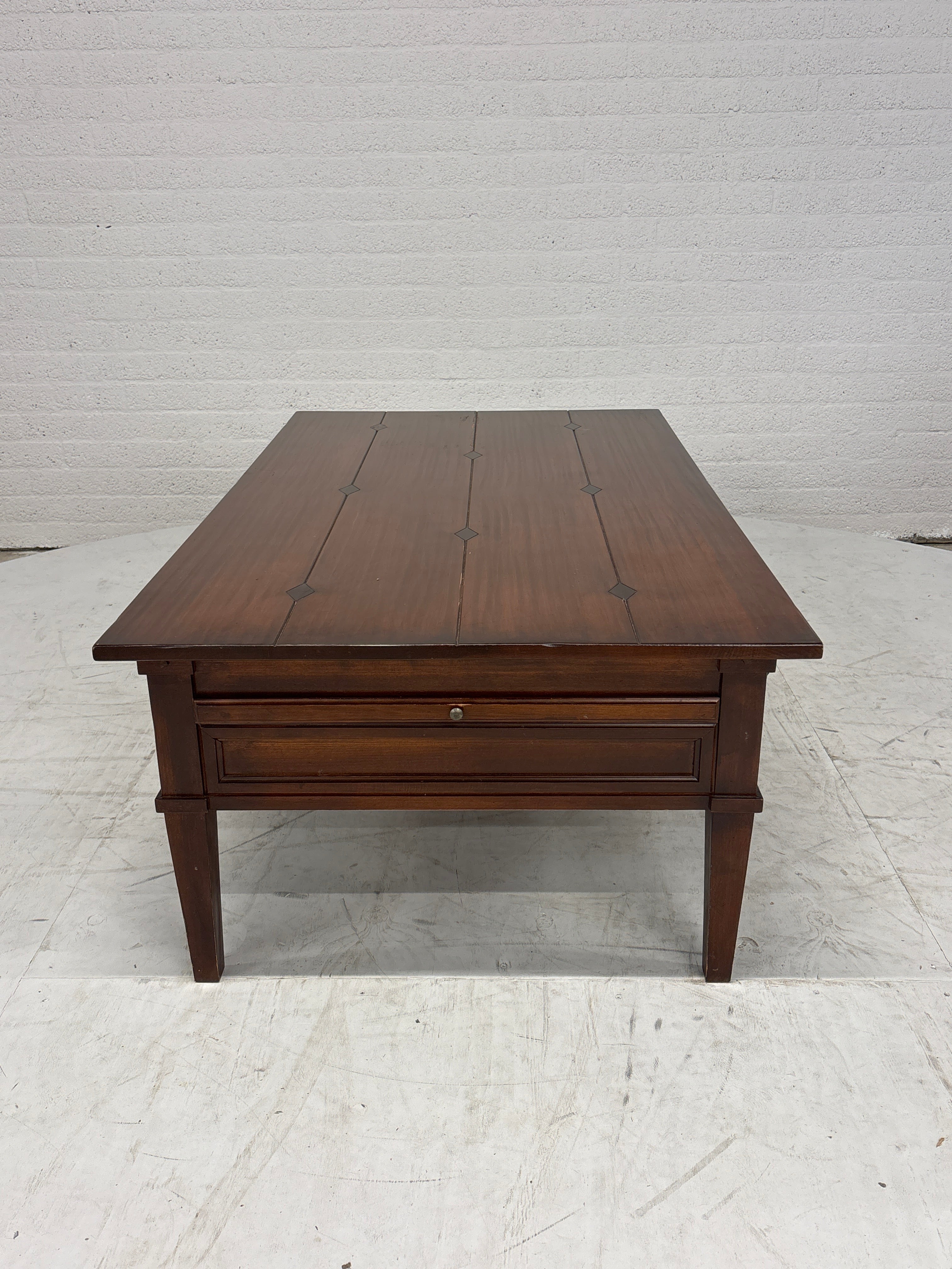 Zware salontafel. Met rondom laden en uitschuifbare bladen.
