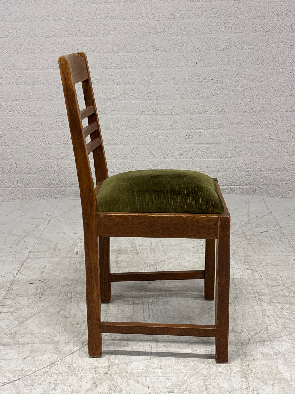 Vintage eetkamerstoel met groen velours zitting