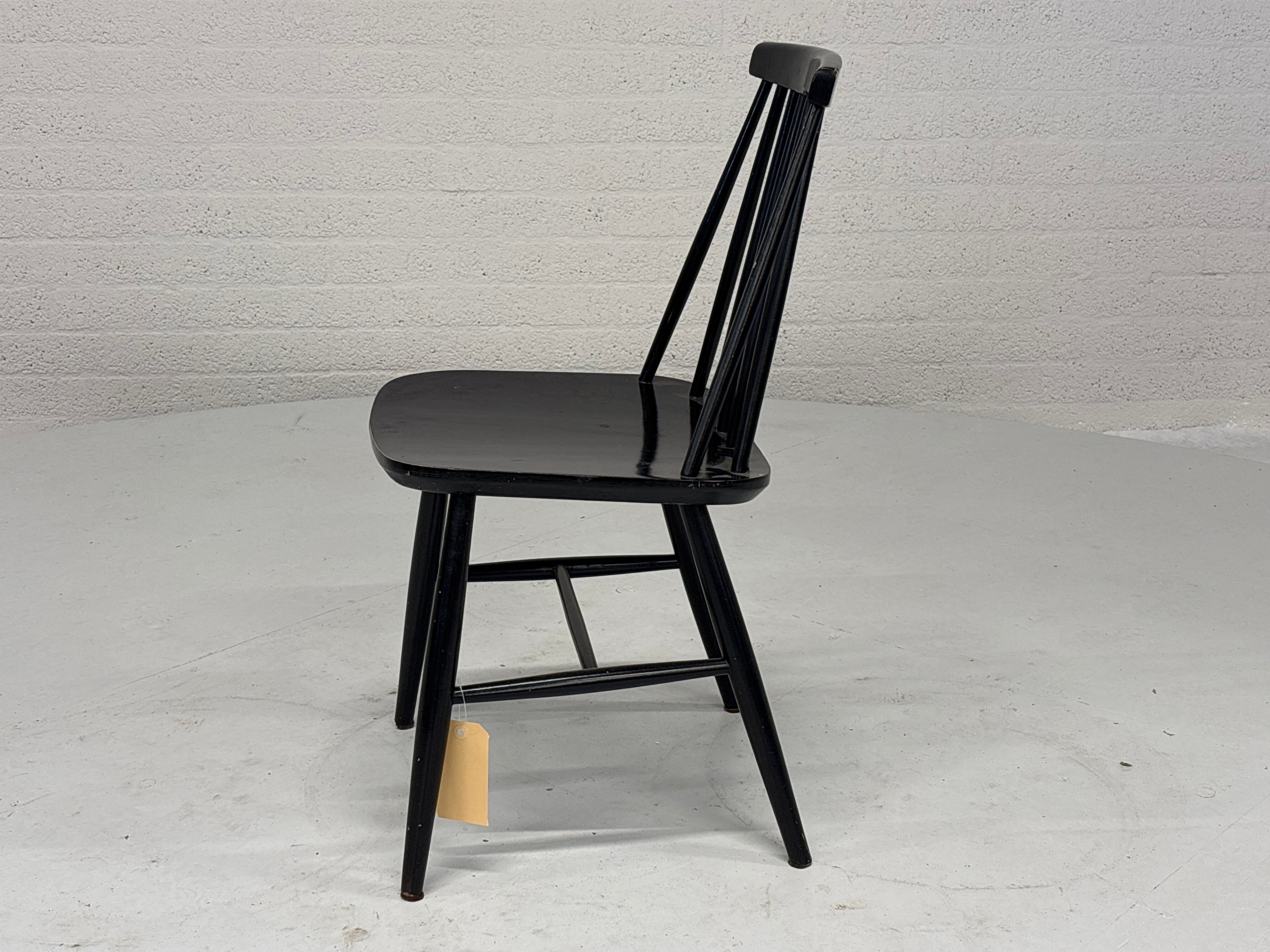 Stoel zwart met spijlen