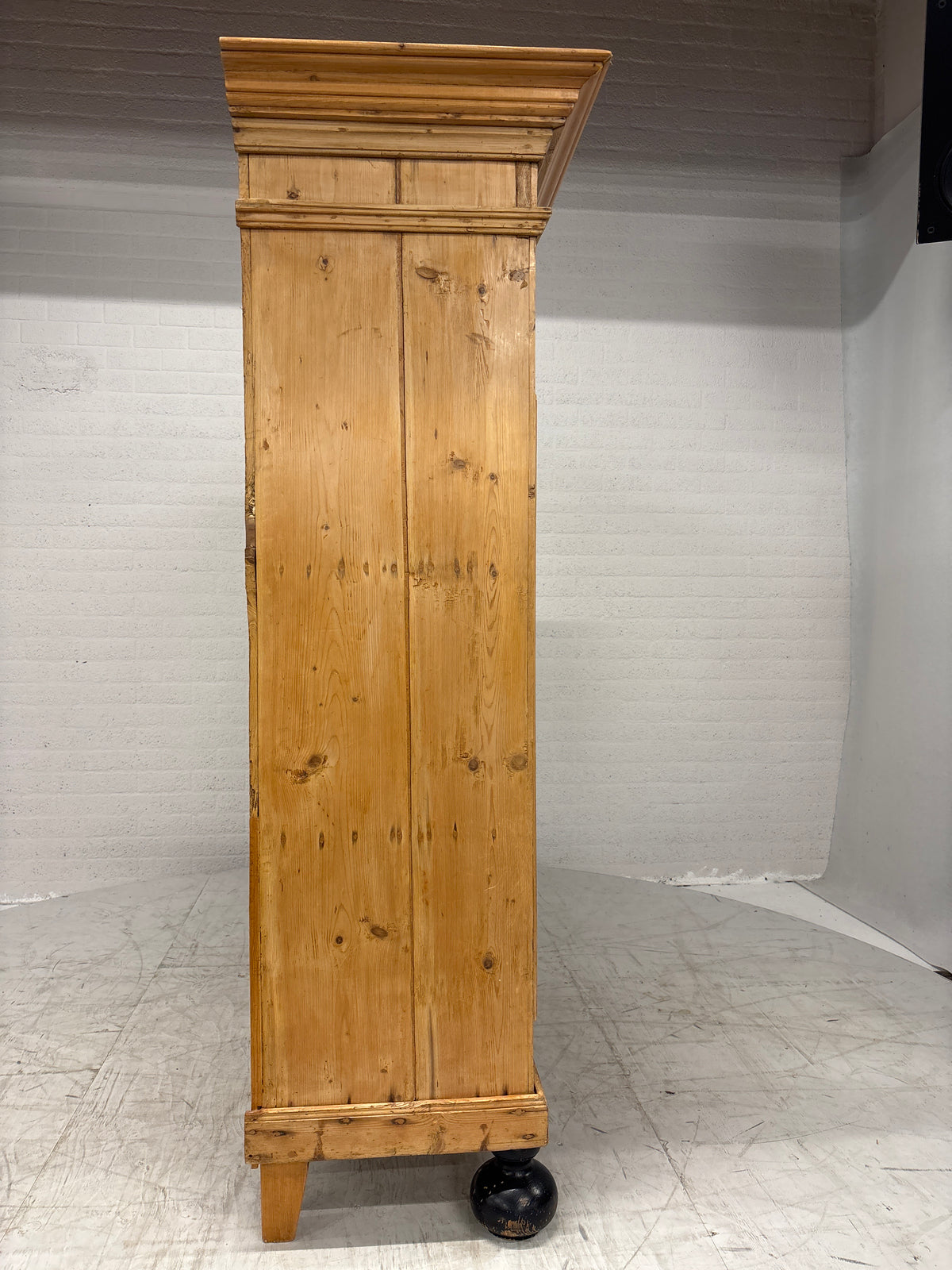 Grenen kast