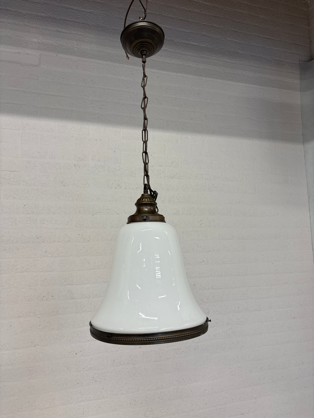 2 hanglampen met wit glazen kappen