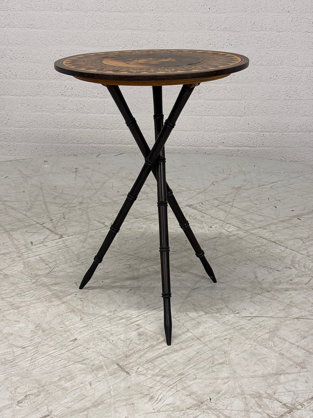 Antieke bijzettafel