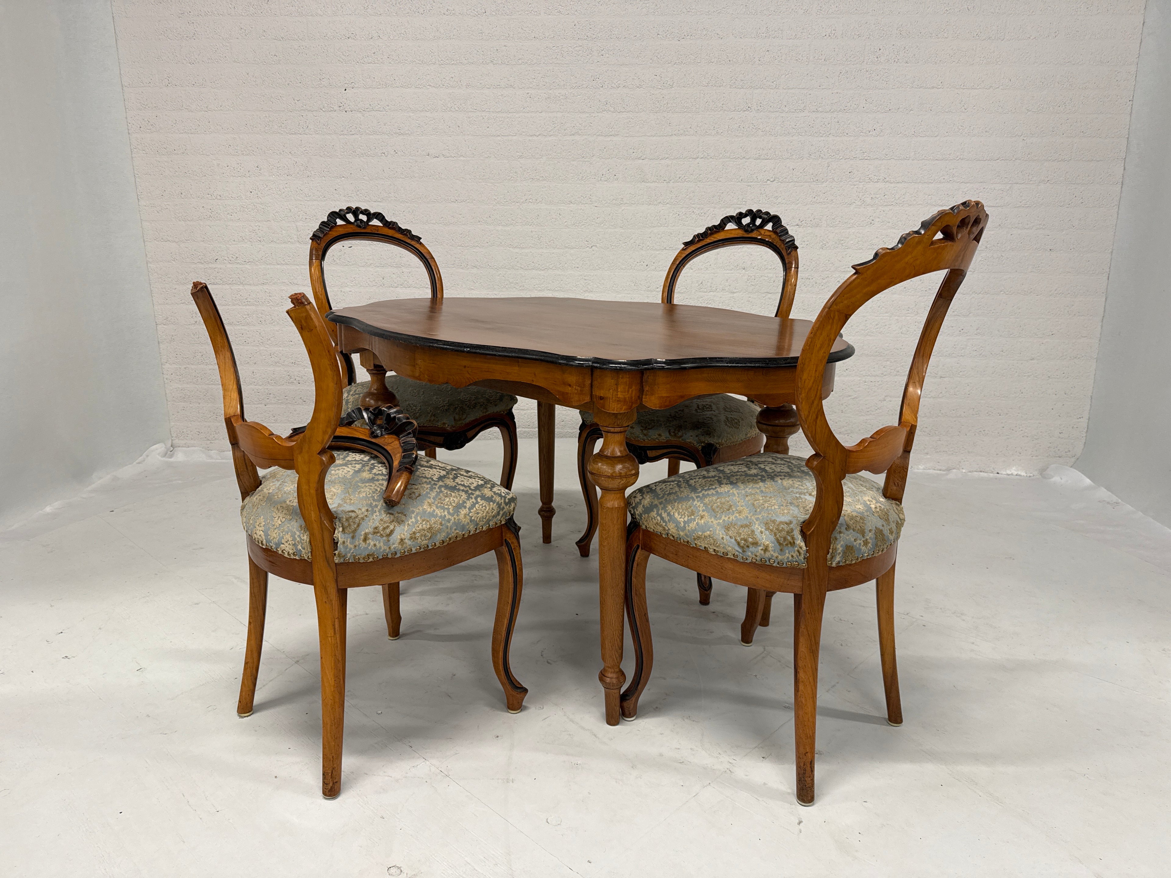 Victoriaans antiek tafel met 4 stoelen