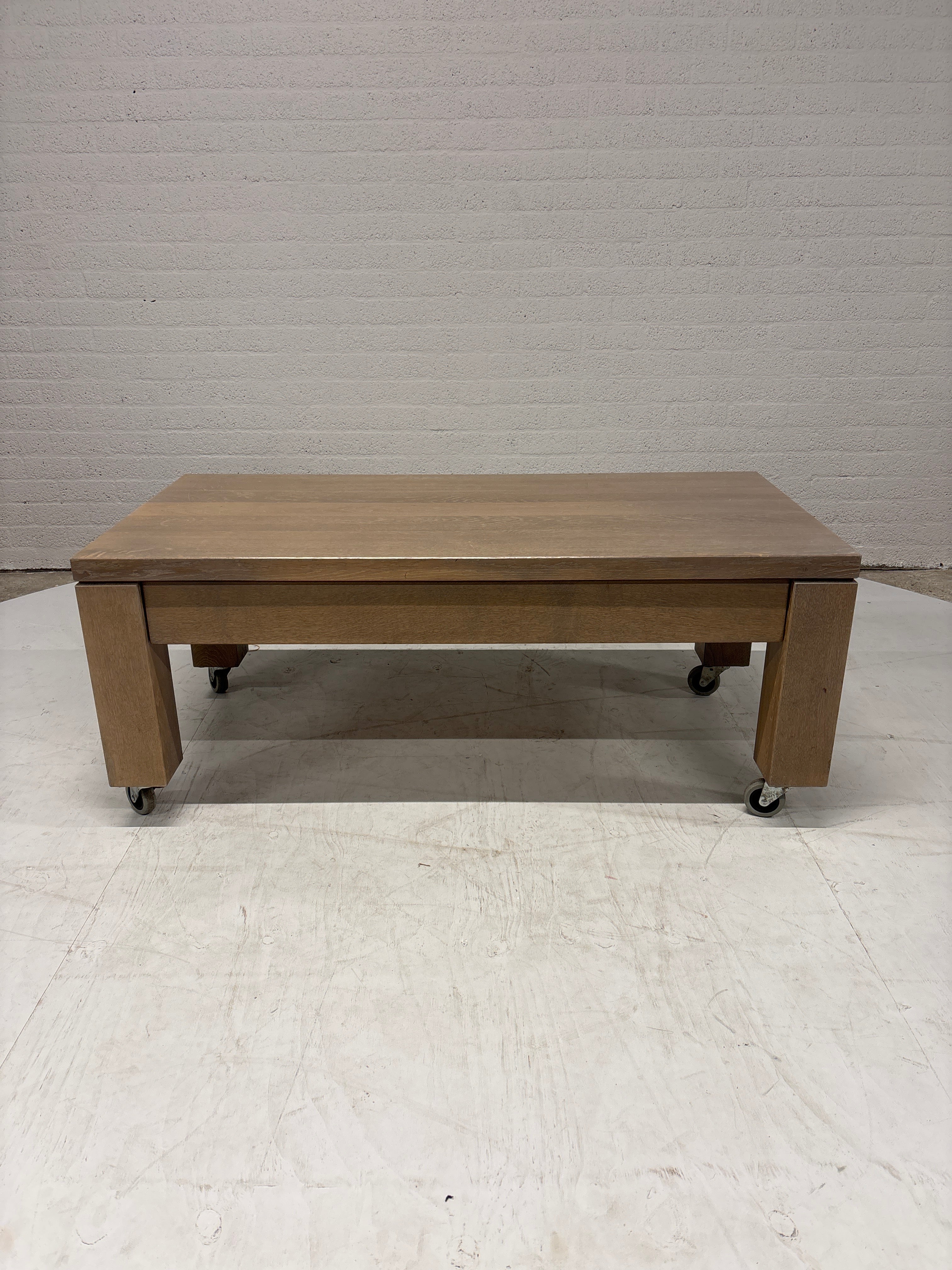 Eiken salontafel op wielen met lade