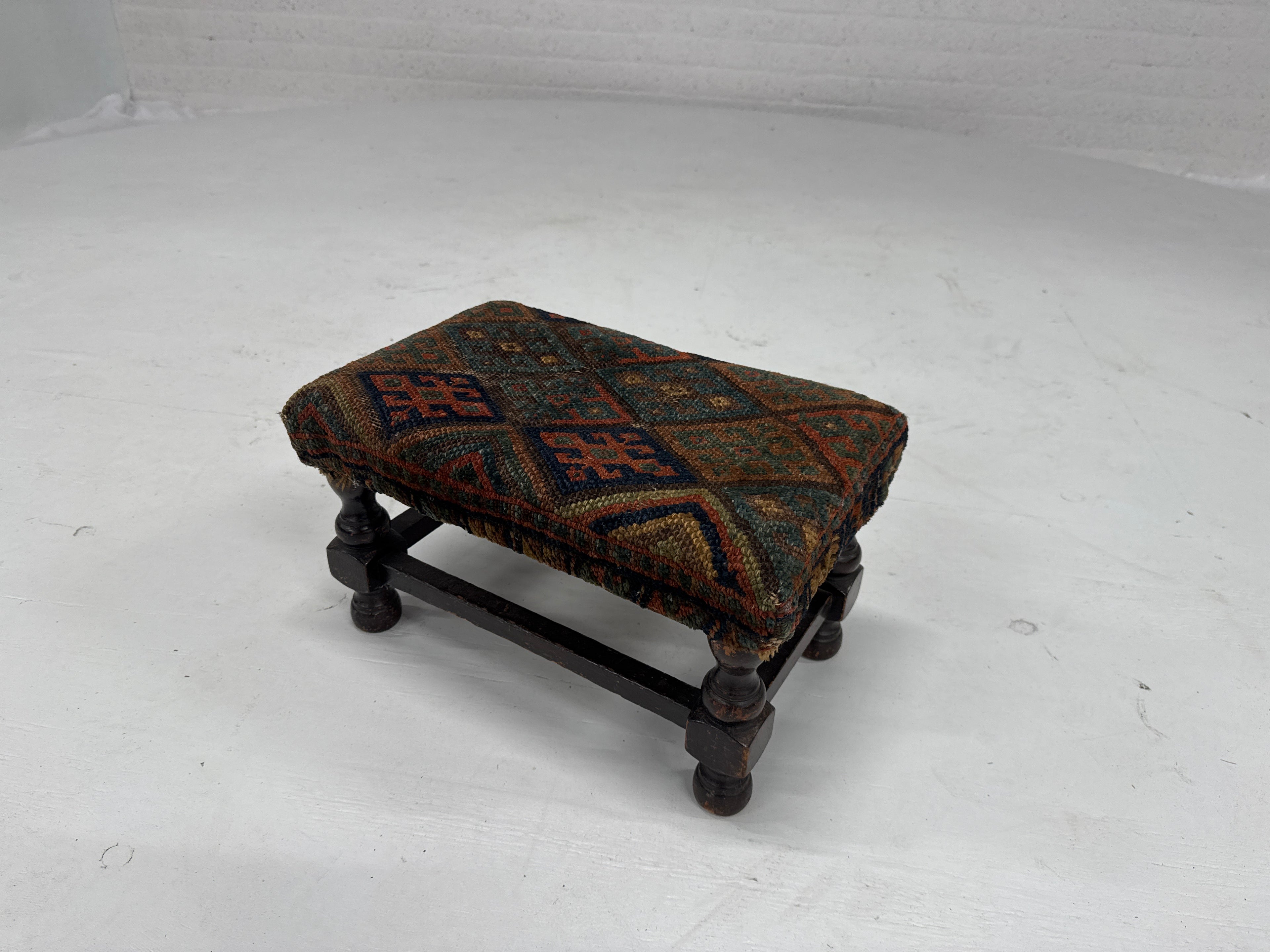 Voetenbank met handgeknoopte perzisch