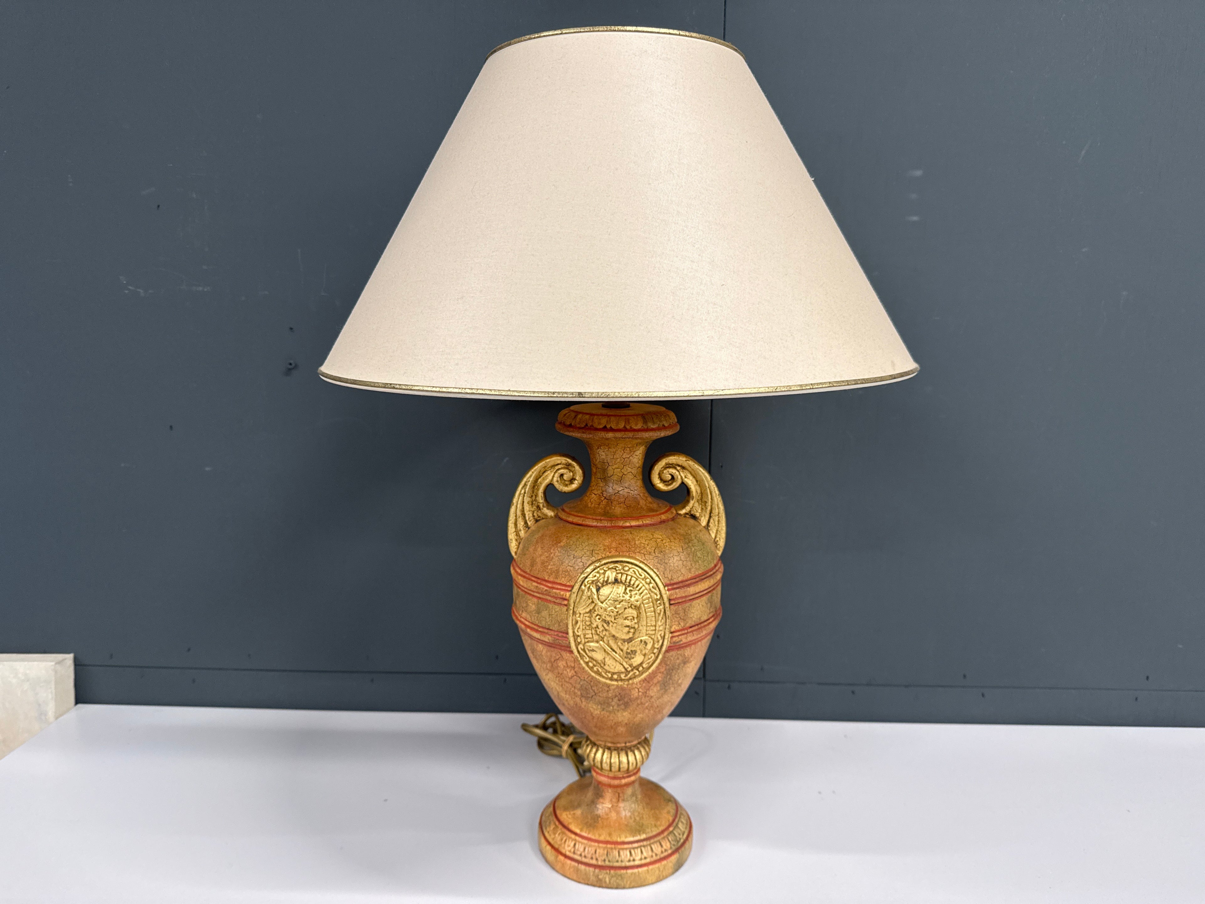 Schemerlamp op kruik