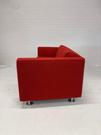 Design Gelderlander 4800 rode bank met twee grijze fauteuils