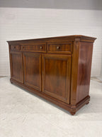 Groot dressoir met bijbehorende spiegel