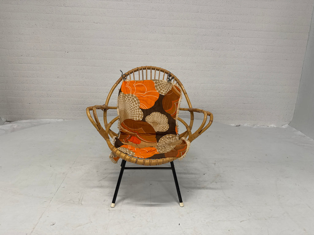 Rotan stoeltje met vintage kleed