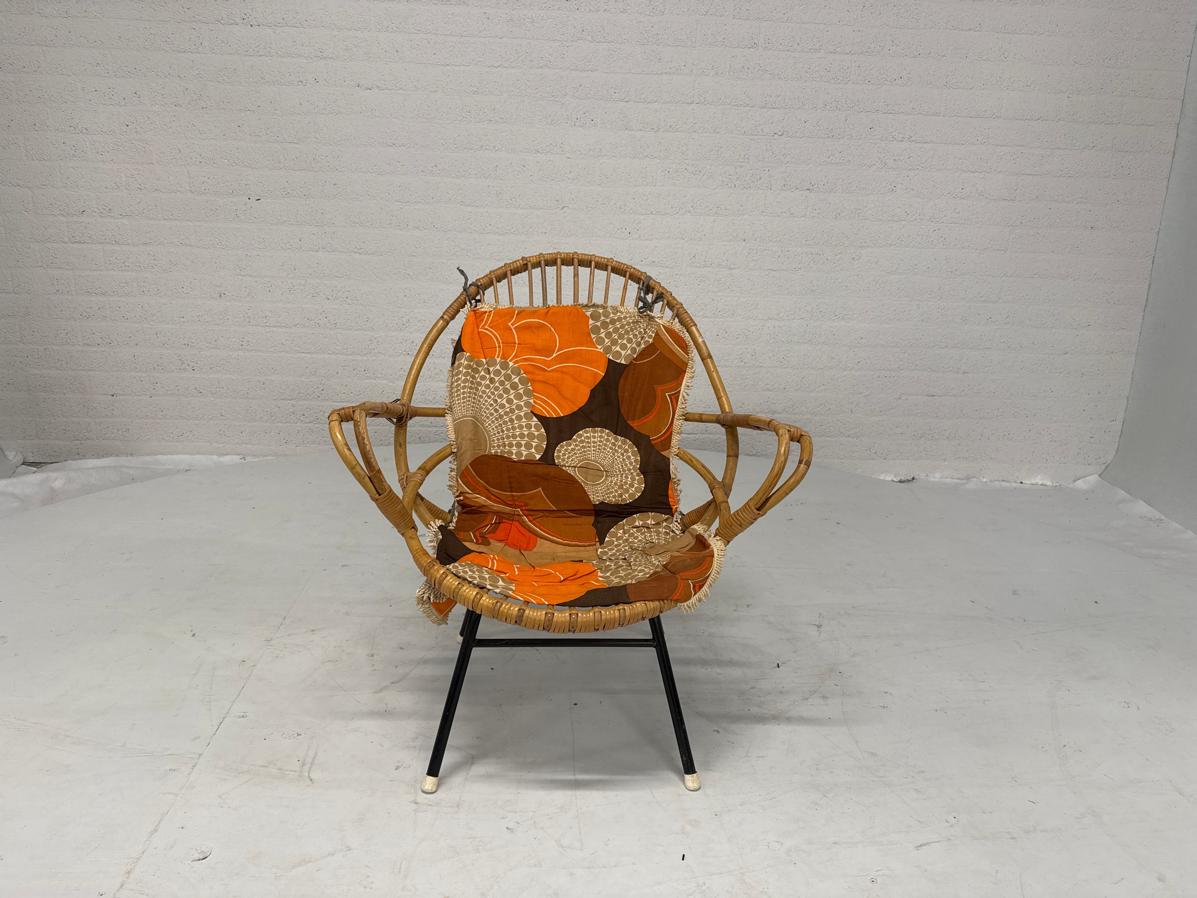 Rotan stoeltje met vintage kleed