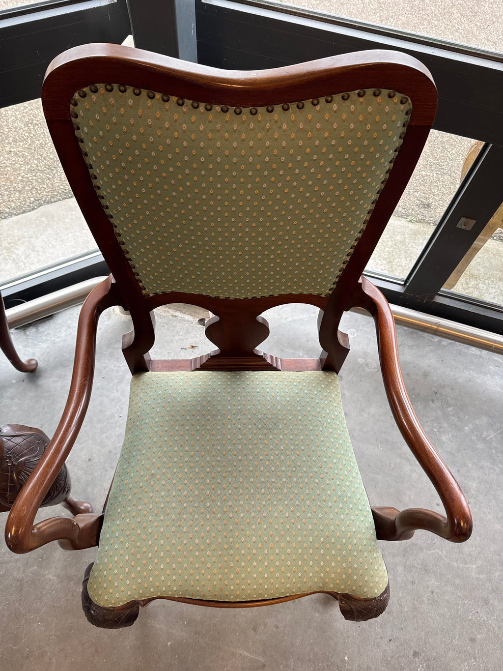 Wijntafel en twee zetels passend bij set