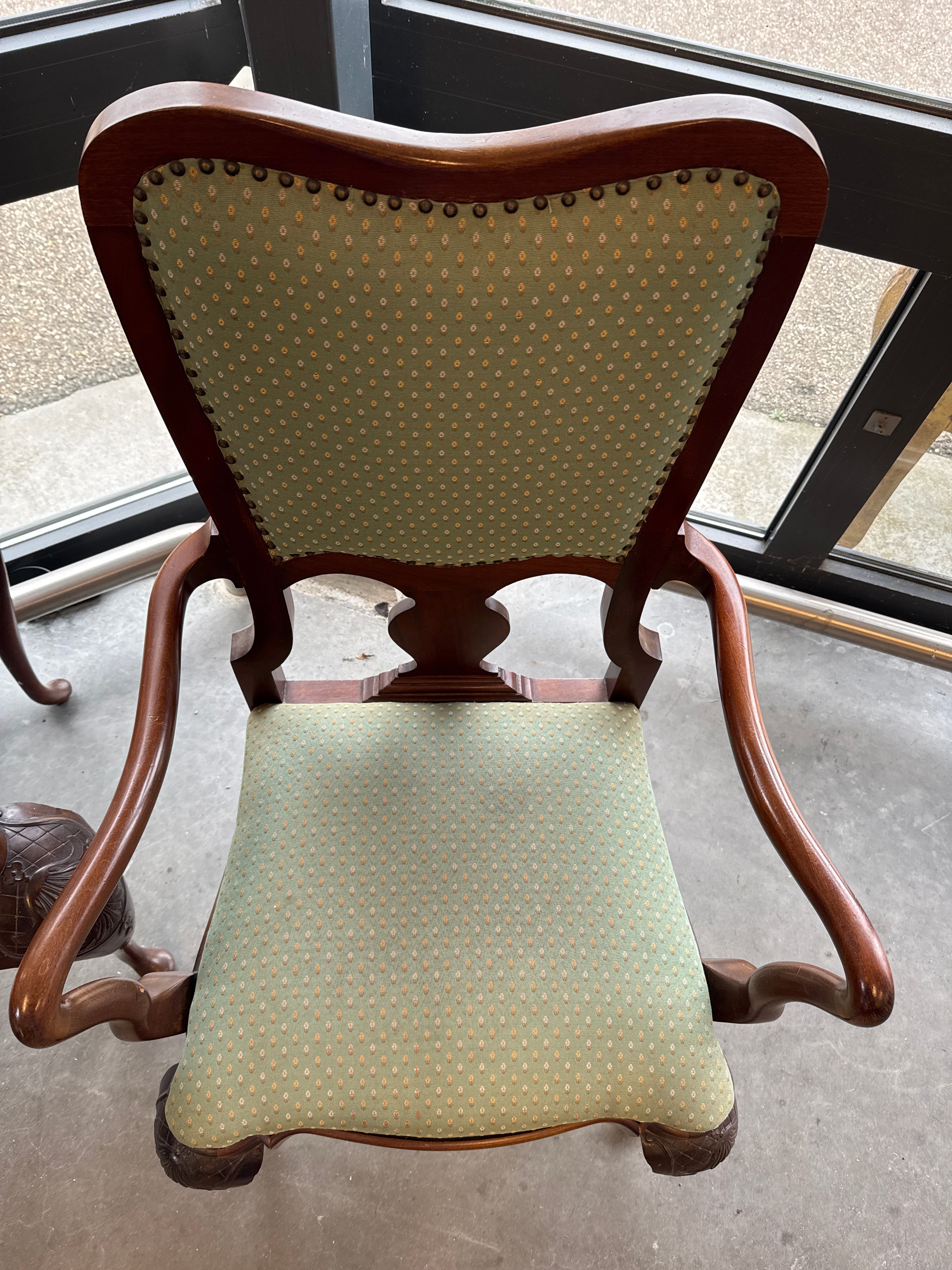 Wijntafel en twee zetels passend bij set