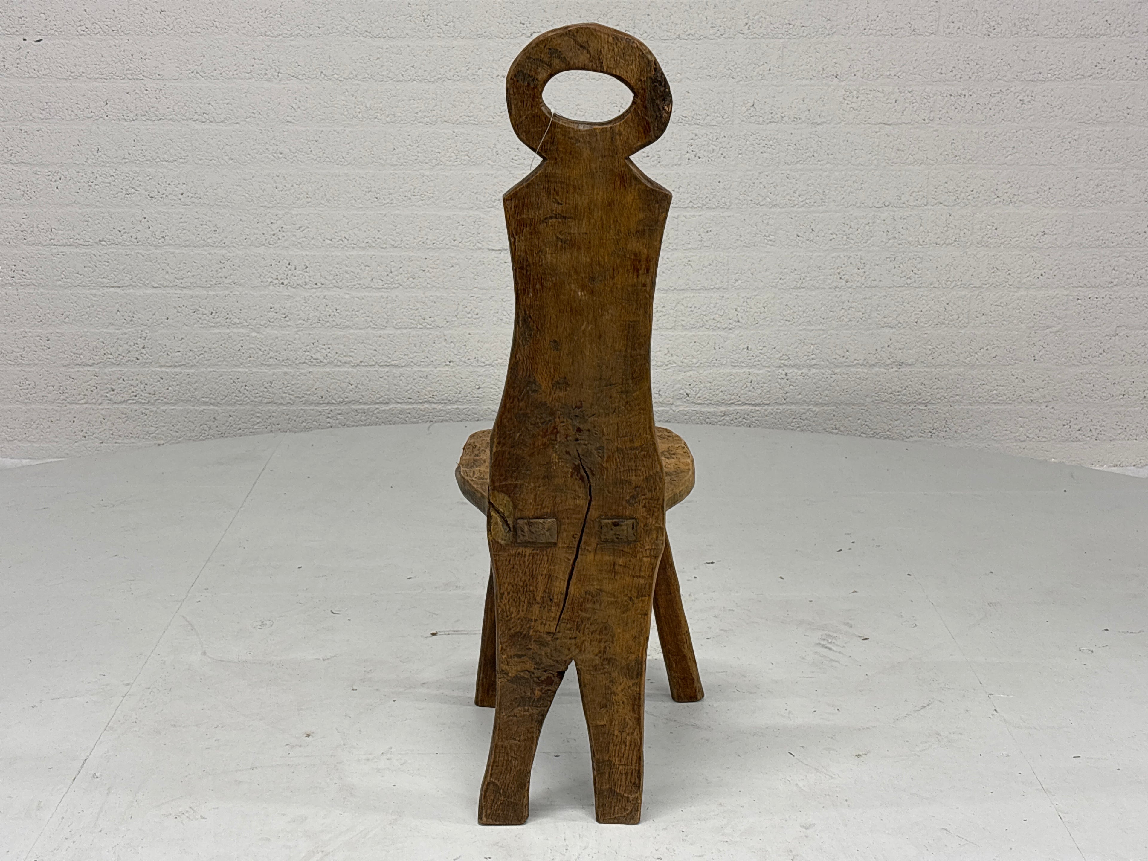 Brutalistische stoel houtsnijwerk bloem