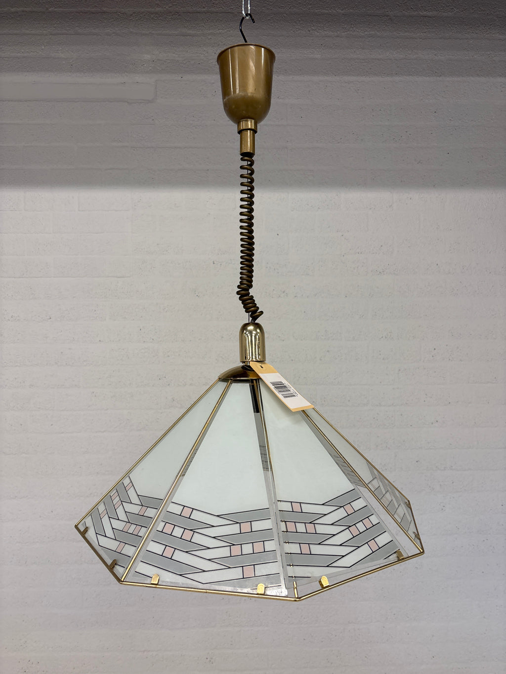 Vintage hanglamp goud met glas kap aan een trekveer