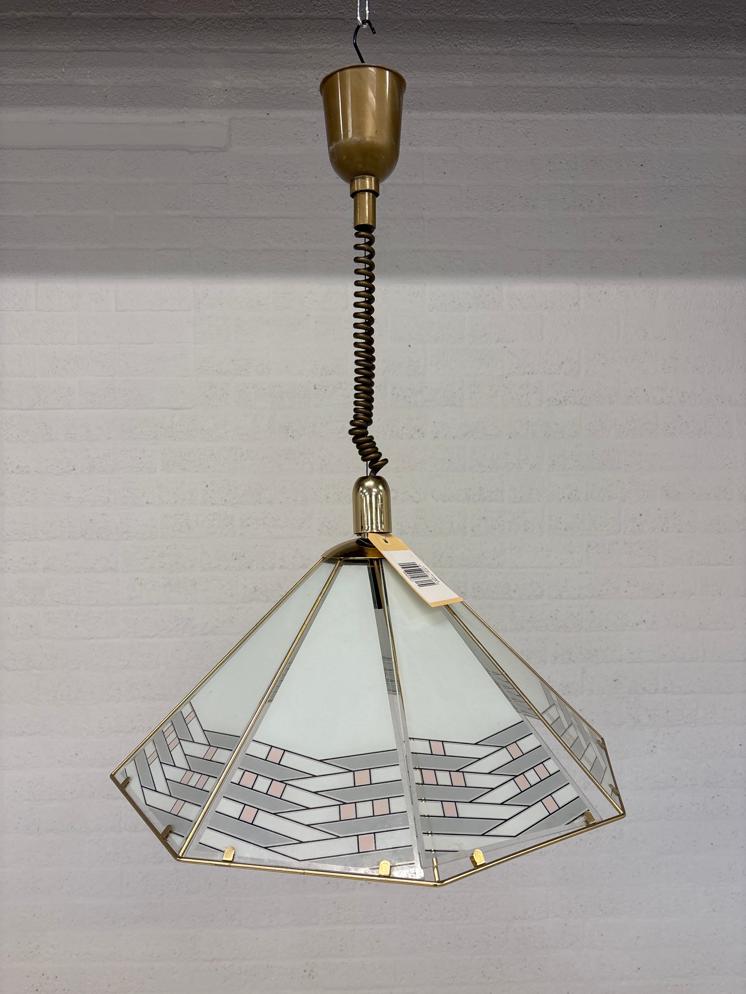 Vintage hanglamp goud met glas kap aan een trekveer